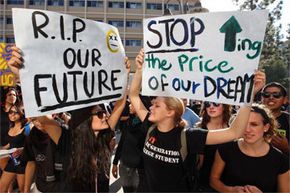 这些学生正在抗议2009年加州大学系统学费上涨32%的提议。有了这样的增长，难怪人们争相寻求免费的经济援助。“width=