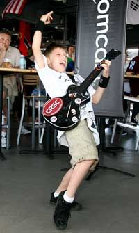 Garrett Ellwood/MLS通过Getty Images Kid Rock：这个小摇滚乐的吉他英雄技能会转化为真正的乐器吗？查看更多吉他图片。“width=