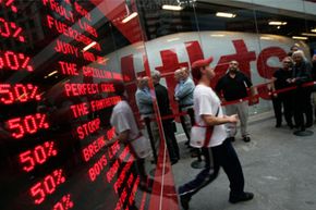 每天都有数百名游客和纽约人在TKTS展台前排队购买百老汇和非百老汇演出的当天门票。18新利最新登入＂width=