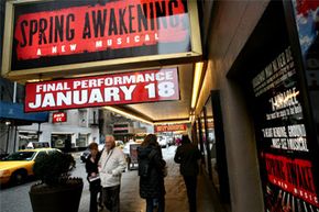 行人走在百老汇演出《春醒》的大帐篷旁。18新利最新登入在纽约尤金·奥尼尔剧院上演。＂width=