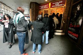 纽约的戏迷们排队等候百老汇音乐剧《芝加哥》的门票。＂border=