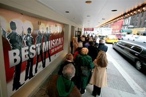 剧院观众排队买票去看百老汇音乐剧《泽西男孩》。＂width=