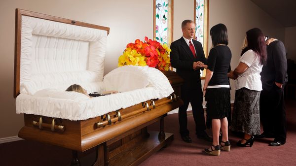 Casket vs. Coffin: Comparing the Burial Containers