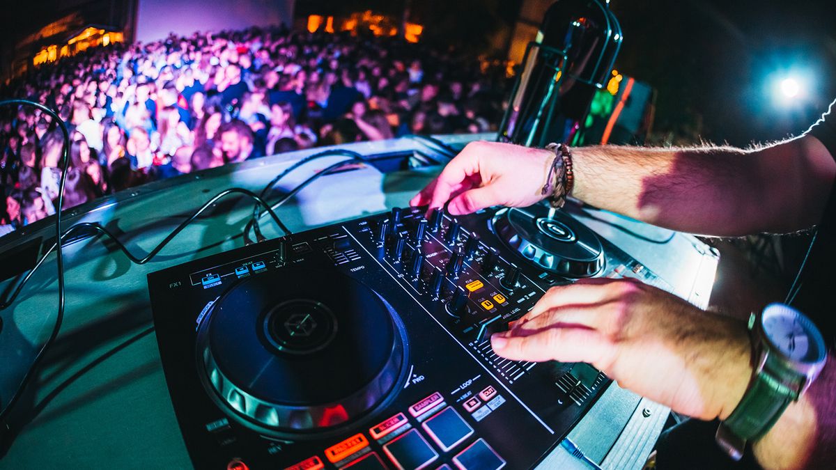 雰囲気が真っ白な14のEDMフェスティバル