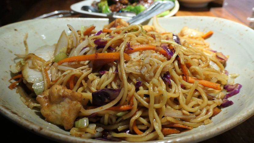 Lo mein noodles