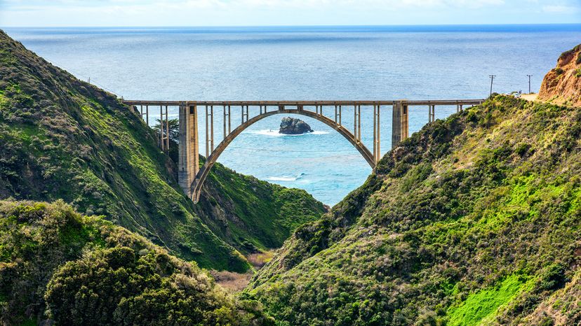 The Bixby Bridge crossing the Bixby Creek between peaks along the cliffs and facing ocean