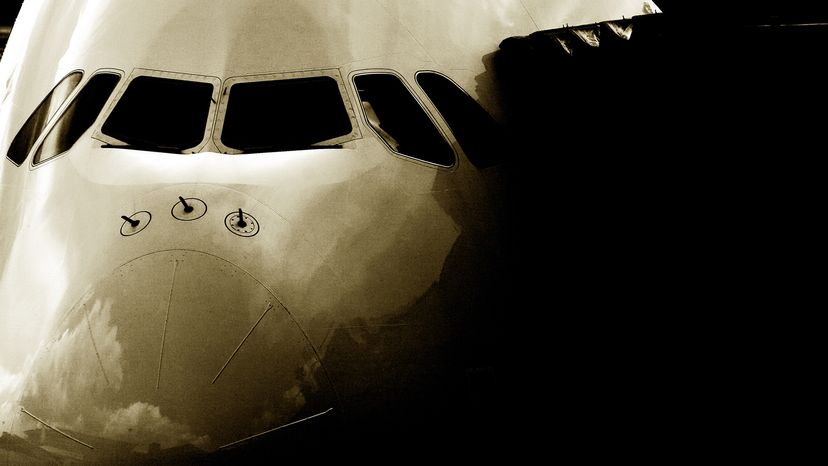 Passenger airplane with connecting jet bridge