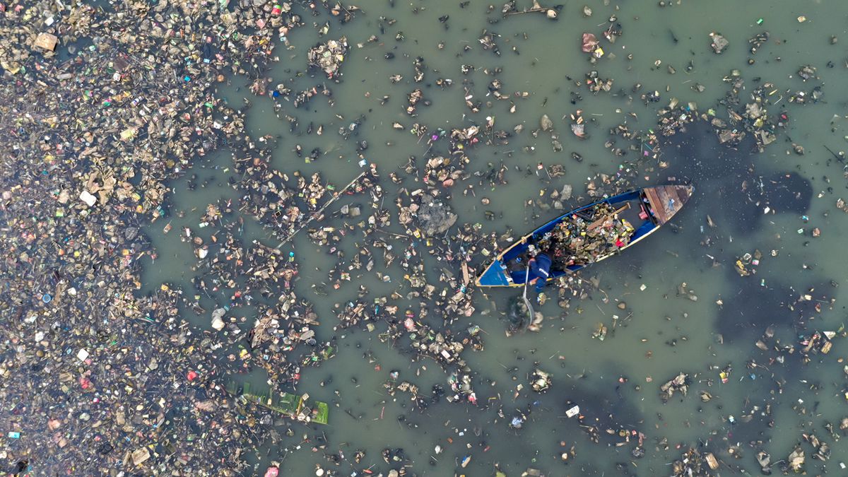 Why is the world's biggest landfill in the Pacific Ocean?