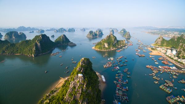 18 Famous Landmarks: Huge Statues, Waterfalls and More