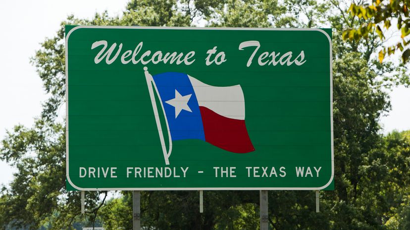 Road sign welcoming drivers to the state of Texas