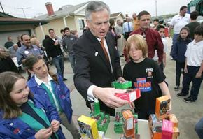 Girl Scouts Janice Olivieri and Sydney Lezberg sell cookies to Los Angeles Mayor James Hahn and his son Jackson on March 8, 2005.