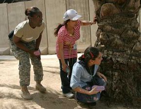 2008年8月，伊拉克女童子军在巴格达绿区美国大使馆泳池内参加水球大战，那里曾是萨达姆·侯赛因的宫殿。＂border=