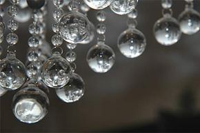 玻璃有时看起来里面有液体。但它是什么呢?＂width=