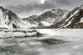 的雪山风景在大自然的户外活动。”width=