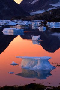 格陵兰岛库鲁苏克海湾漂浮着一座冰山。北部的冰盖和冰川正在融化。＂width=