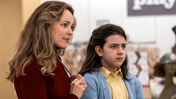 Rachel McAdams as Barbara Dimon and Abby Ryder Fortson as Margaret Simon in Are You There God? It's Me, Margaret. Photo Credit: Dana Hawley