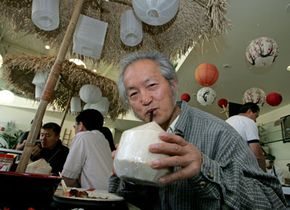 员工可以享受有机食物和饮料,包括新鲜的椰奶,在谷歌食堂。”border=