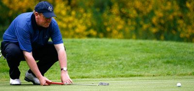 golfer lining up putt