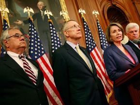 民主党领导人（L-R）众议员巴尼·弗兰克（Barney Frank），参议员哈里·里德（Harry Reid），议长南希·佩洛西（Nancy Pelosi）和克里斯托弗·多德（Christopher Dodd）参议员）宣布了9月28日星期日对EESA的暂定协议。“border=