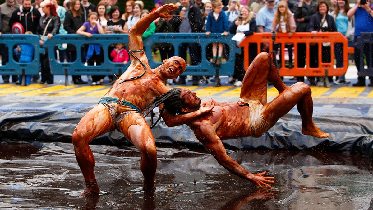 Why Gravy Wrestling Is an Annual Tradition in One British Town |  HowStuffWorks