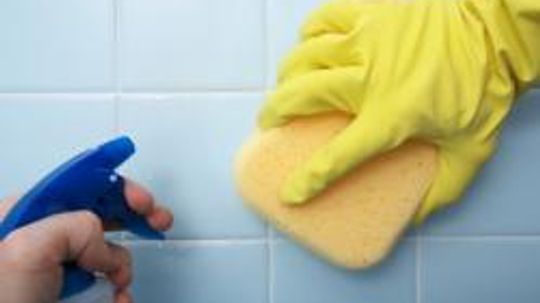 9 Green Bathroom Cleaning Tips