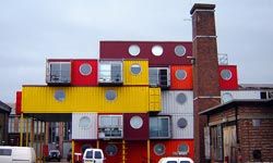 容器都市2,一套有吸引力的工作/生活在Leamouth工作室,伦敦,是由30个集装箱。”border=
