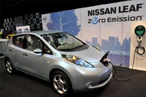 日产LEAF原型电动车在密歇根州底特律的北美国际汽车展上展出。2010年1月12日。查看更多绿色科学图片。＂width=