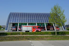 荷兰乌得勒支附近的豪顿消防站的屋顶集成了太阳能电池板。＂border=