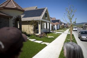 旁观者查看了加利福尼亚州加利福尼亚州的这些新建住宅的屋顶的阳光。，在2008年4月。瓦片也是太阳能电池板，为下面的房屋提供电力。“border=