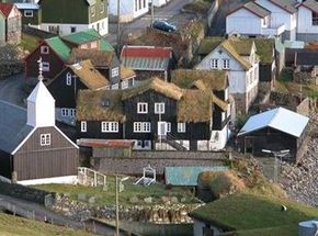 法罗群岛上的绿色屋顶的使用寿命是传统屋顶的两倍。＂border=