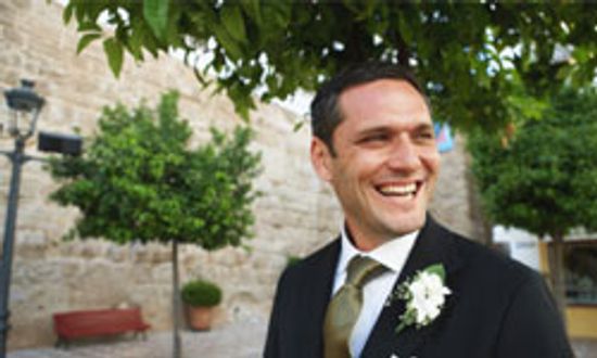 一个整洁的新郎”class=