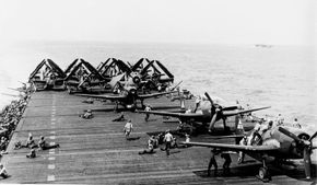 Grunman F6F地狱猫看到了第一次世界大战行动在9月1日,1943年,攻击马库斯岛,从承运人约克城。更符合空气动力学和更好的装甲比其自发的前任,零的悍妇带来了可怕的损失。看到更多的经典飞机的照片。”width=