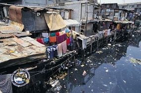 家庭污染运河在马尼拉,菲律宾。这水供应绝对是又脏又最有可能感染。”width=