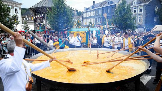 比利时小镇制作巨型煎蛋卷，挑战欧洲鸡蛋丑闻”border=