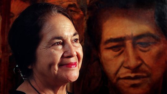 Dolores Huerta,背后的劳动维权口号“¡Si !绝对可能! !””border=