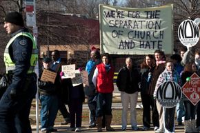 西北高中学生和支持者的反示威反对Hyattsville威斯特布路浸信会教堂,于2011年3月1日,马里兰州。”border=