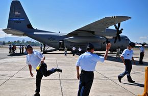 wc - 130 j飓风猎人展出危地马拉的空军基地在危地马拉城2008年3月。”border=