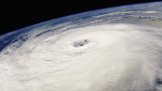 为什么飓风的移动似乎有自己的思想，为什么它们会遵循这样独特的轨迹?＂width=