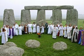 这张2007年的照片显示，德鲁伊（Druids）在英格兰南部的巨石阵（Stonehenge）举行了异教徒萨姆海恩（Samhain）的祝福仪式。“border=