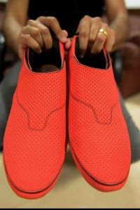 Lechal鞋的风格是一个低调的运动轮廓。”width=