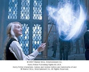 训练中的女巫露娜·洛夫古德（Luna Lovegood）用她的魔杖试图召唤守护神。“width=