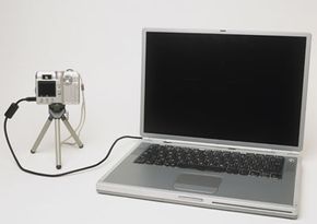 你可以将高清摄像机连接到你的电脑编辑画面。”border=