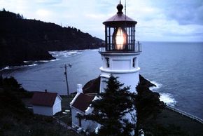 俄勒冈州Heceta Head Lighthouse的游客可以欣赏到崎coastline的壮丽景色。查看更多灯塔图片。“width=