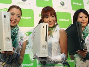 2008年9月1日，微软在东京举行新闻发布会，从左到右展示了Xbox 360 Arcade、新款60g Xbox 360和Xbox Elite。＂border=