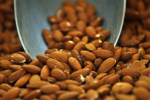 Healthy foods almonds