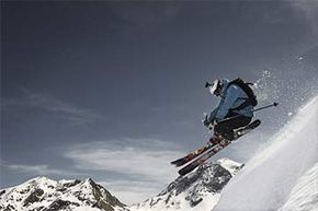 多亏了头盔上的相机，这位滑雪者可以拍下一些很棒的下坡照片。＂border=