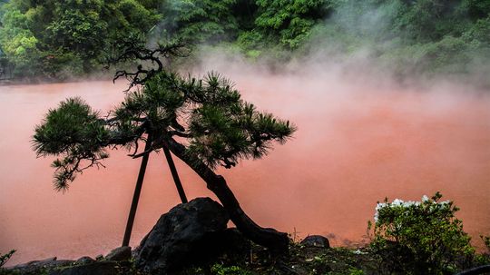 Beppu的7个地狱是日本严重壮观的温泉“border=