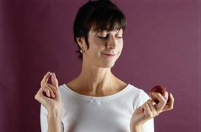 随着越来越多,女性正在远离处方药和与大自然的药物治疗他们的健康问题。新利国际网站品牌官网看到更多的保持健康的图片。新利国际网站品牌官网”width=