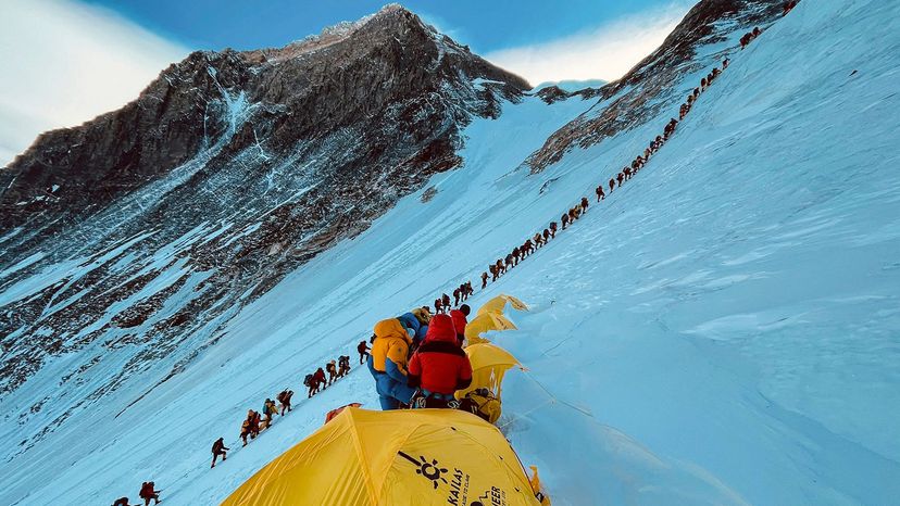 珠穆朗玛峰上的登山者”border=