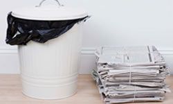 把一堆堆的回收报纸和纸板放在你家外面，但不要太靠近你的家，定期用硼酸粉将回收箱除尘。“border=